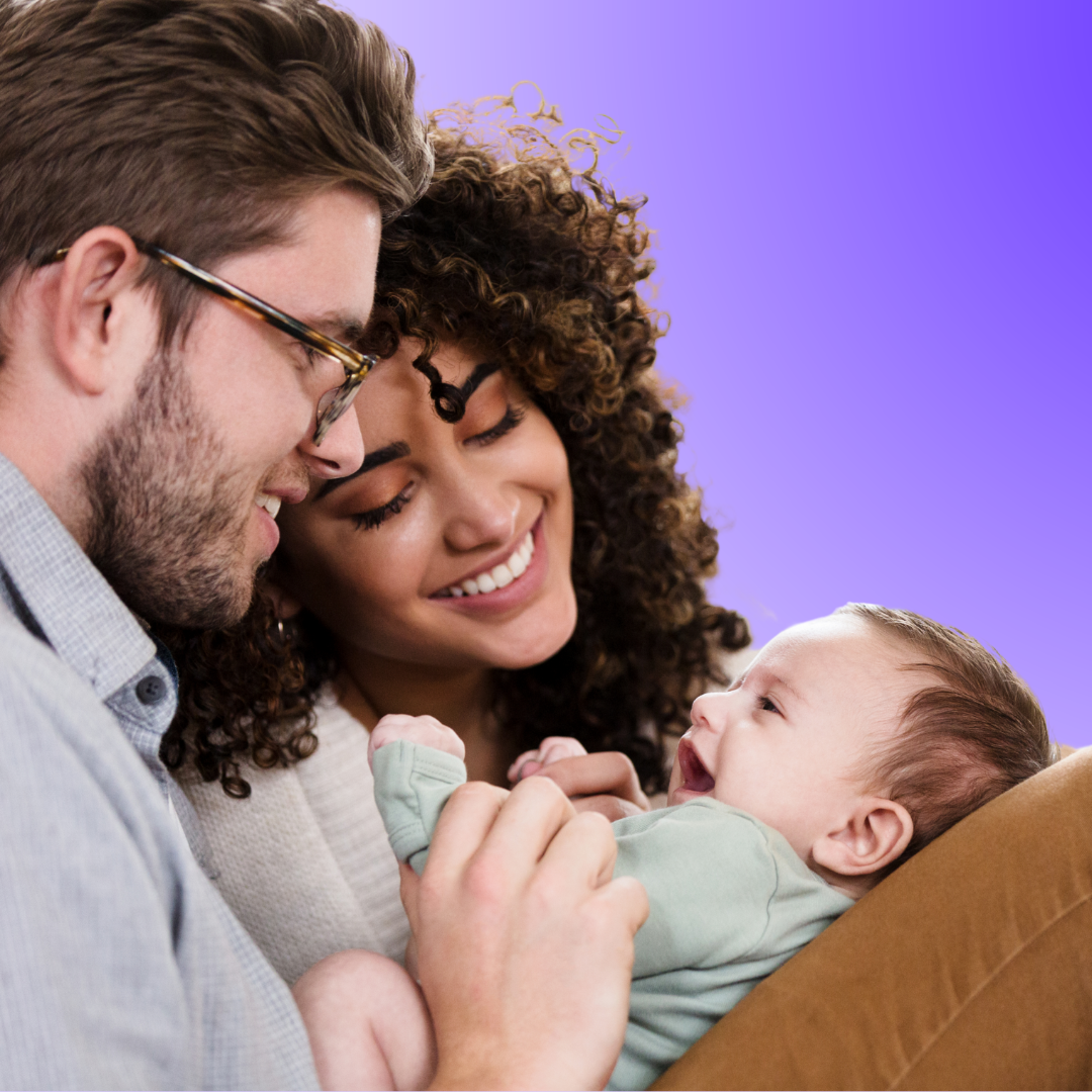 Jeunes parents qui tiennent leur enfant, bébé, nouveau né dans leurs bras.