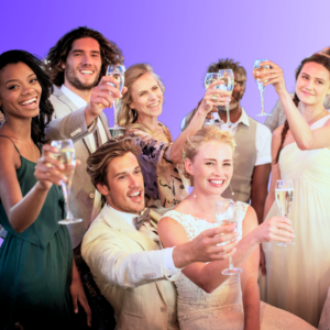 Invités et mariés qui trinquent, portent un toast