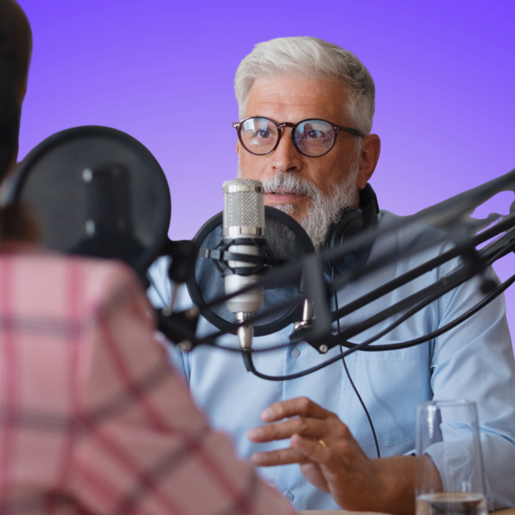 senior podcast homme micro journaliste