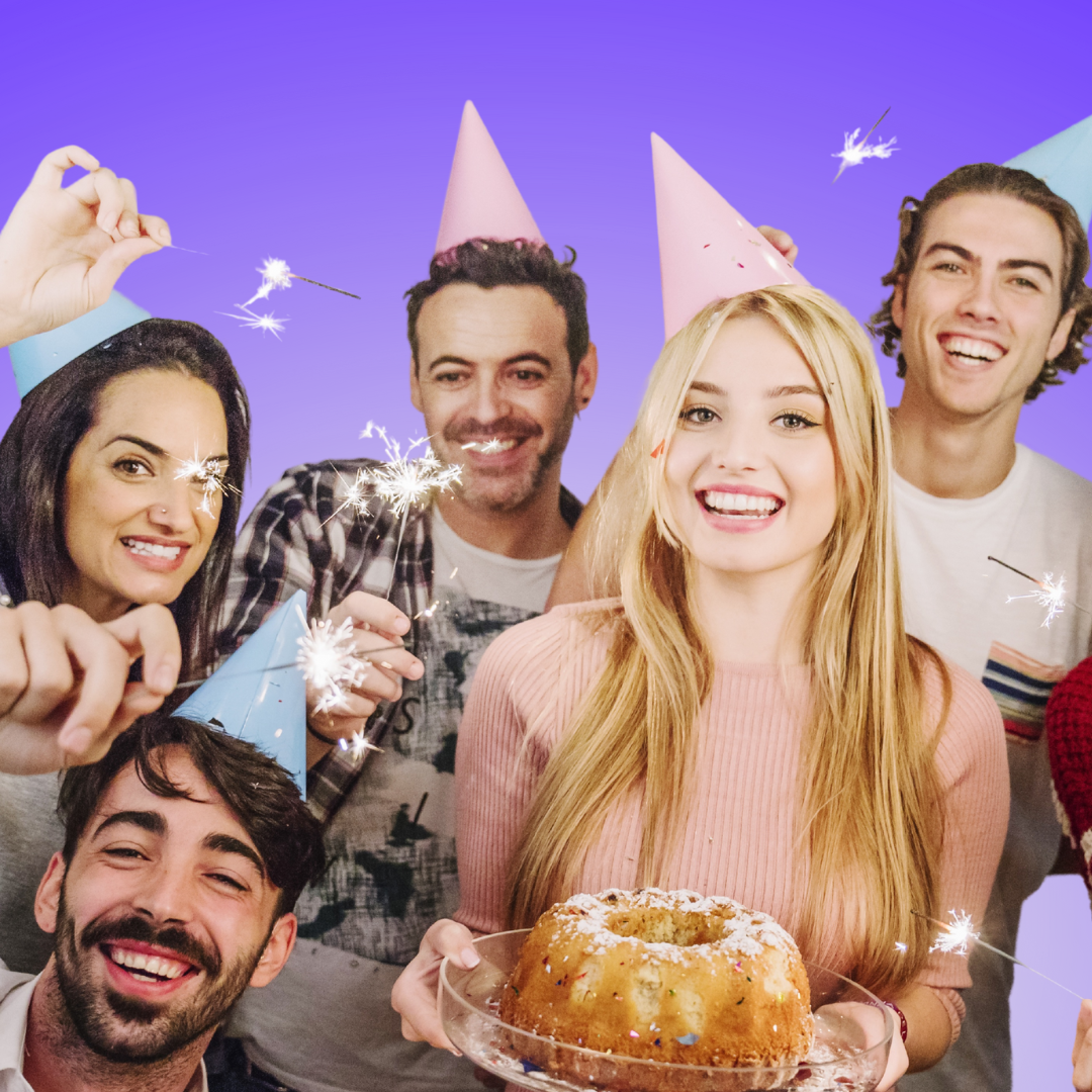 Femme gateau d'anniversaire et amis amies chapeau pointu