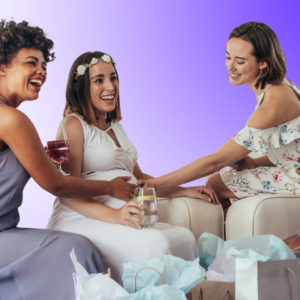 Baby shower d'une femme enceinte avec ses amies et sa famille